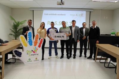 Dia de Cooperar do Sicredi e Coasul leva multidÃ£o de pessoas Ã s ruas de Laranjeiras do Sul